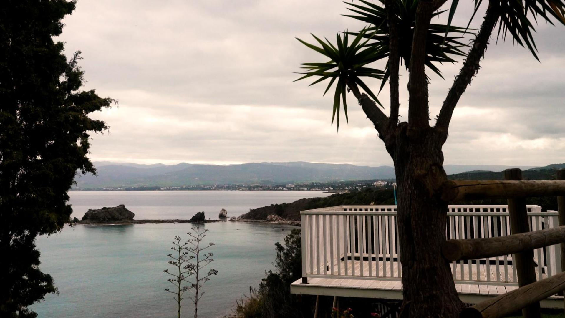 Path Latchi Beachfront Apartments 外观 照片