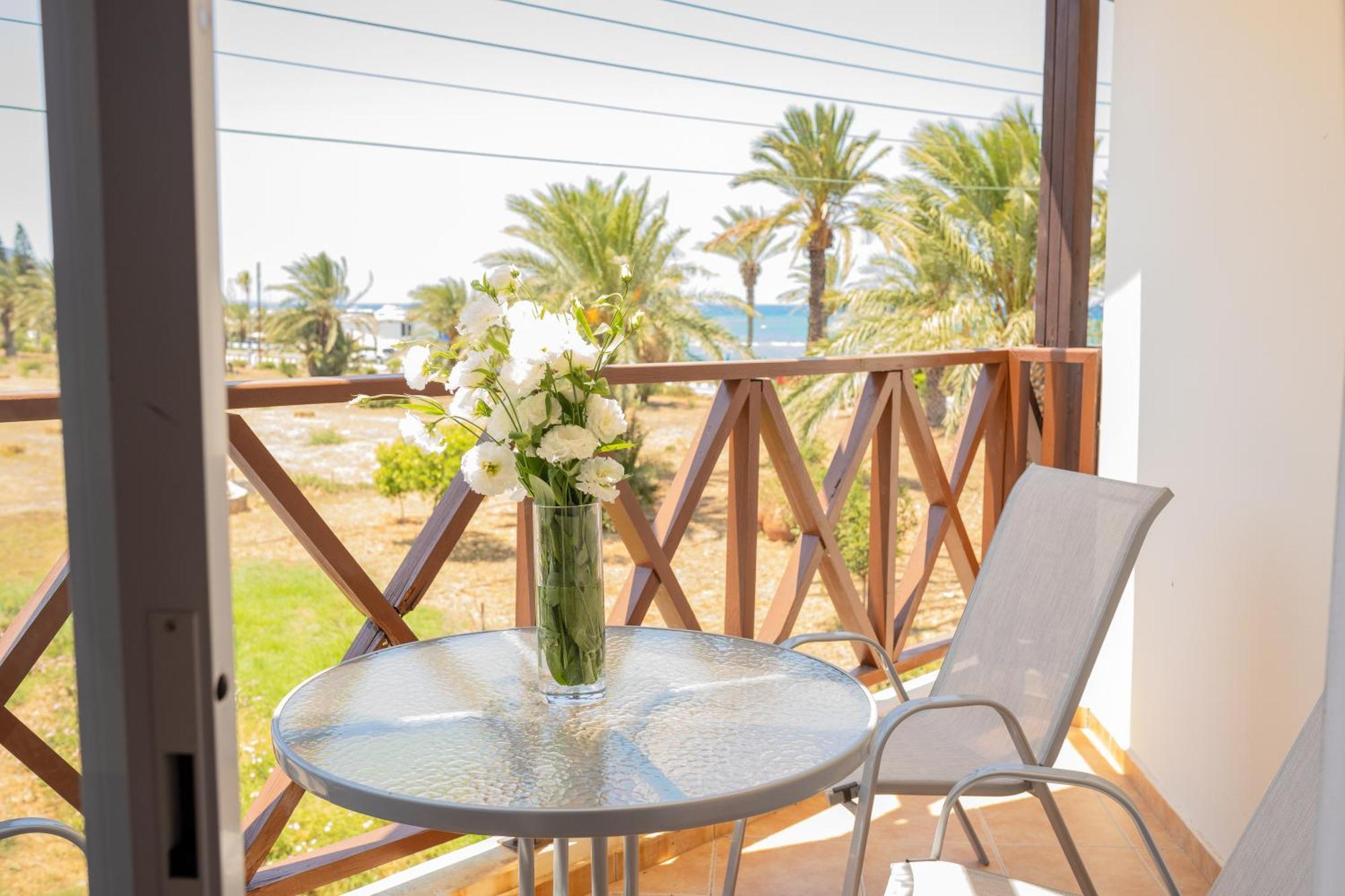 Path Latchi Beachfront Apartments 外观 照片